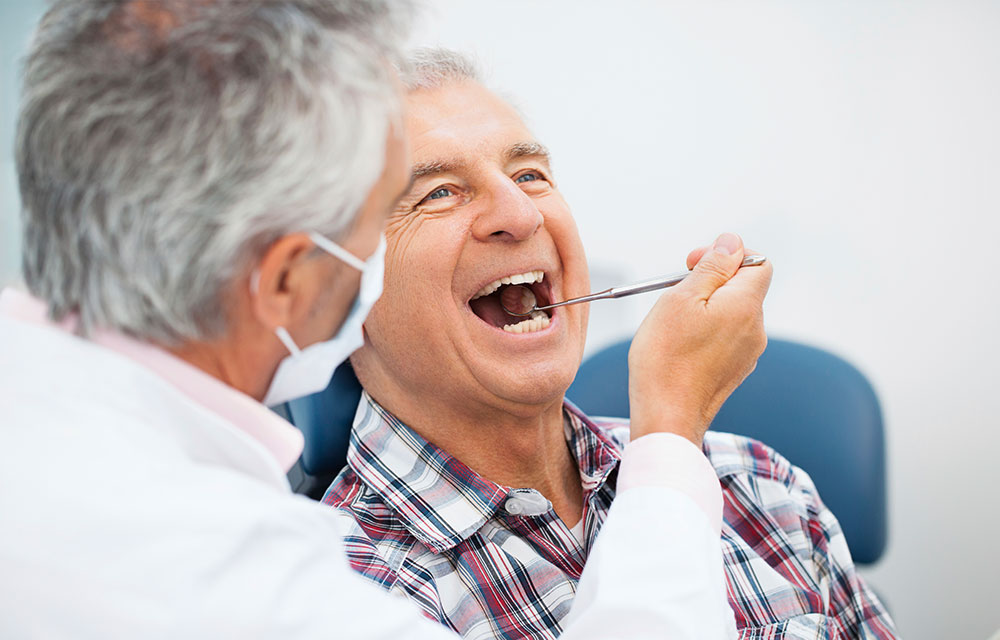 Trồng răng Implant cho người cao tuổi có nguy hiểm không ?