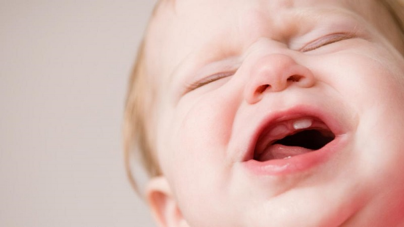 dấu hiệu trẻ mọc răng hàm