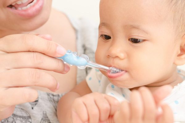 chăm sóc răng cho bé 1 tuổi