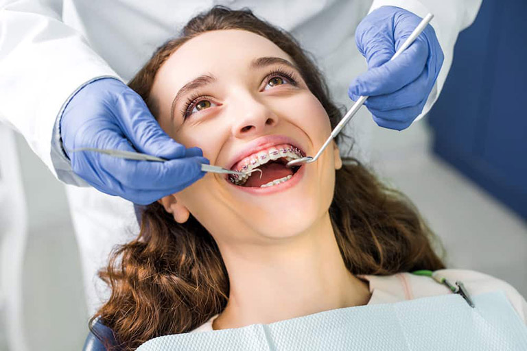 Thăm khám bác sĩ trong quá trình niềng răng