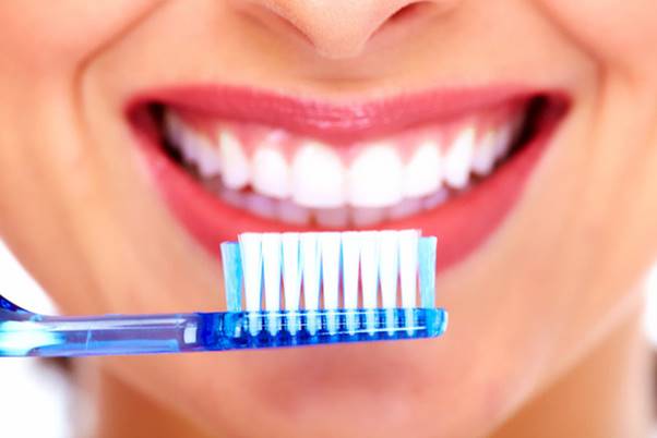 Chăm sóc răng nhẹ nhàng kết hợp với các sản phẩm chuyên dụng sẽ giúp giảm cơn ê buốt
