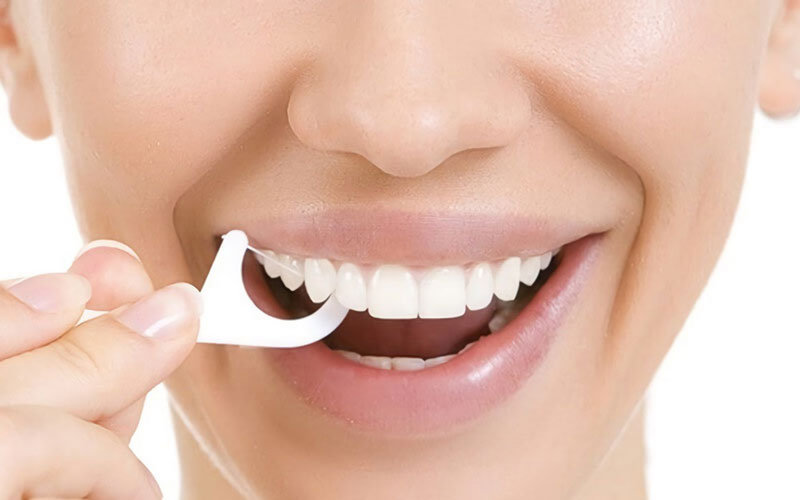 Ngoài đánh răng nên dùng chỉ nha khoa để vệ sinh răng miệng 