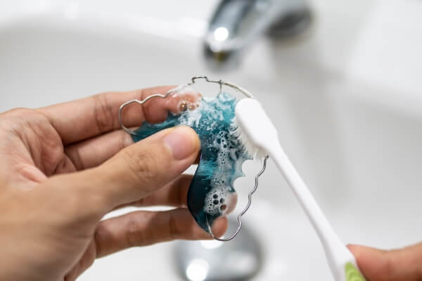 Nên vệ sinh hàm duy trì thường xuyên để đảm bảo vệ sinh răng miệng
