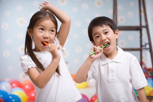 Nên tập cho trẻ thói quen vệ sinh răng miệng đúng cách từ bé