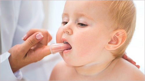 Thường xuyên vệ sinh răng miệng cho trẻ trong giai đoạn mọc răng