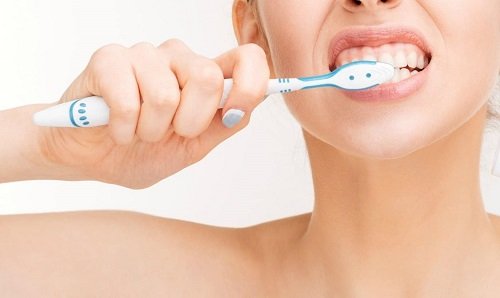 Tránh dùng lực mạnh để đánh răng sau khi lấy tủy răng