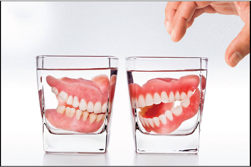 Nên ngâm hàm răng giả vào dung dịch chuyên dụng vào buổi tối và massage nướu răng