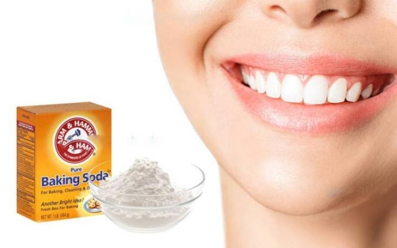 Làm sạch vôi răng bằng baking soda là một trong những cách phổ biến nhất