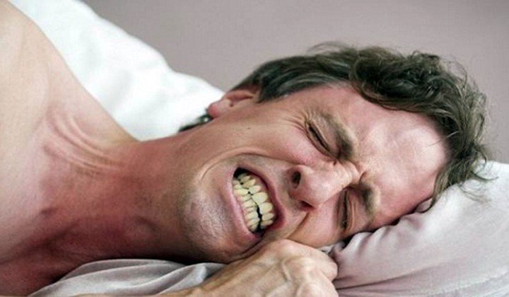 Có nhiều nguyên nhân dẫn tới thói quen nghiến răng 