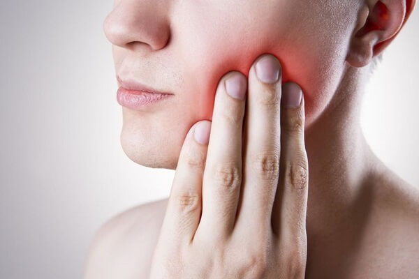 Những triệu chứng nhiễm trùng sau khi nhổ răng khôn