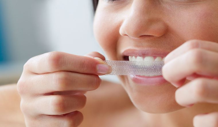 Miếng dán tẩy trắng răng được sử dụng phổ biến
