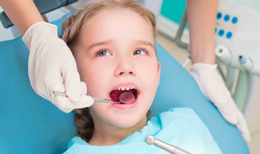 trẻ em dưới 18 tuổi không nên trồng răng implant